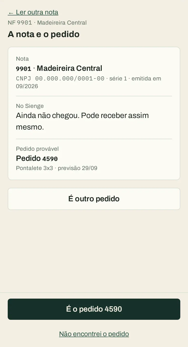Tela do Arx NF no celular: a nota lida pela chave de acesso, o aviso de que ela ainda não chegou ao Sienge e o pedido provável, com os botões É o pedido 4590 e Não encontrei o pedido. Dados de demonstração.